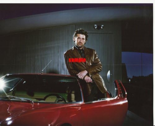 פטריק דמפסי ג'ינס ומקטורן נשען על האנטומיה של אדום מכונית אפור 8x10 צילום גריי 1016